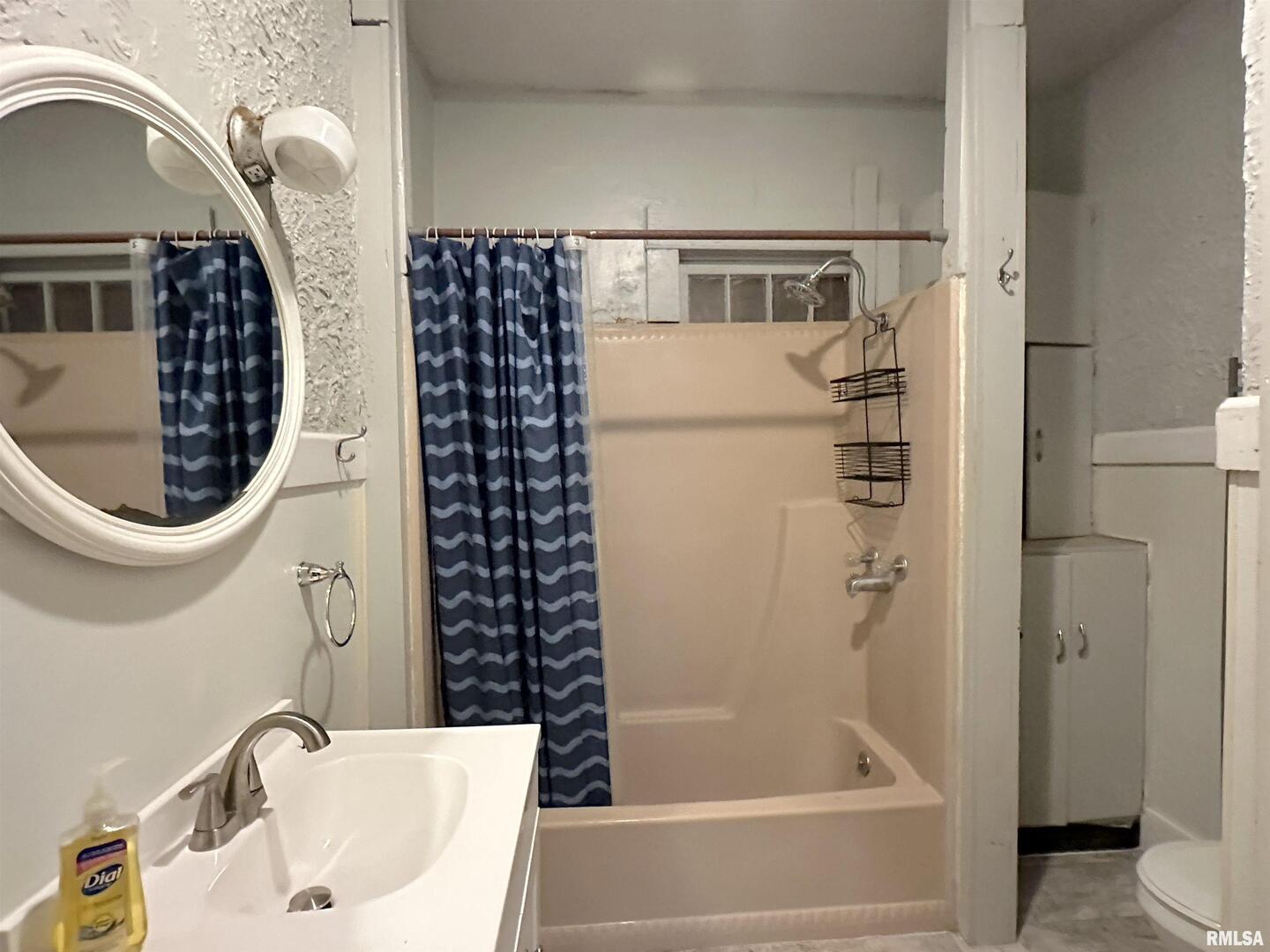 405 West College Street Carbondale, IL 62901 - Photo 11 of 18 a bathroom with a bathtub and a shower