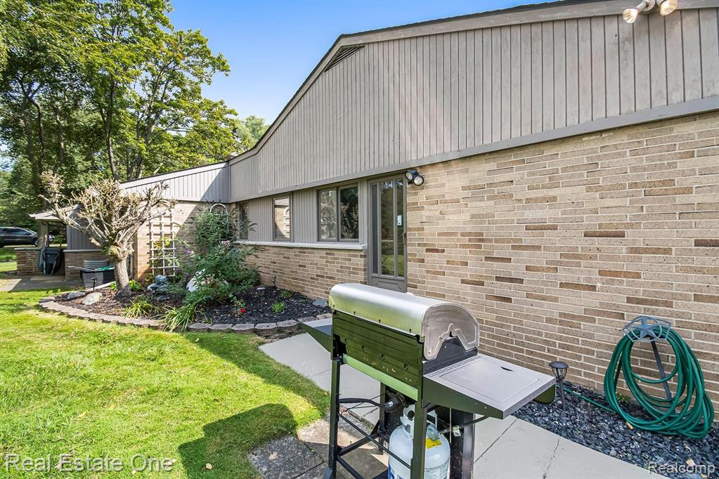33821 Argonne Road Farmington Hills, MI 48335 - Photo 25 of 39