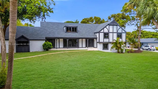 a view of empty room with wooden floor and ceiling fan