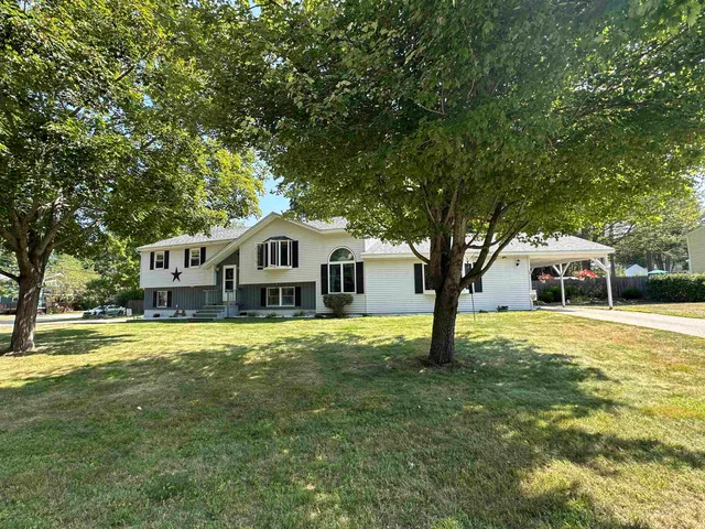 $525,000 | 17 Maplewood Avenue, Rochester, NH 03867