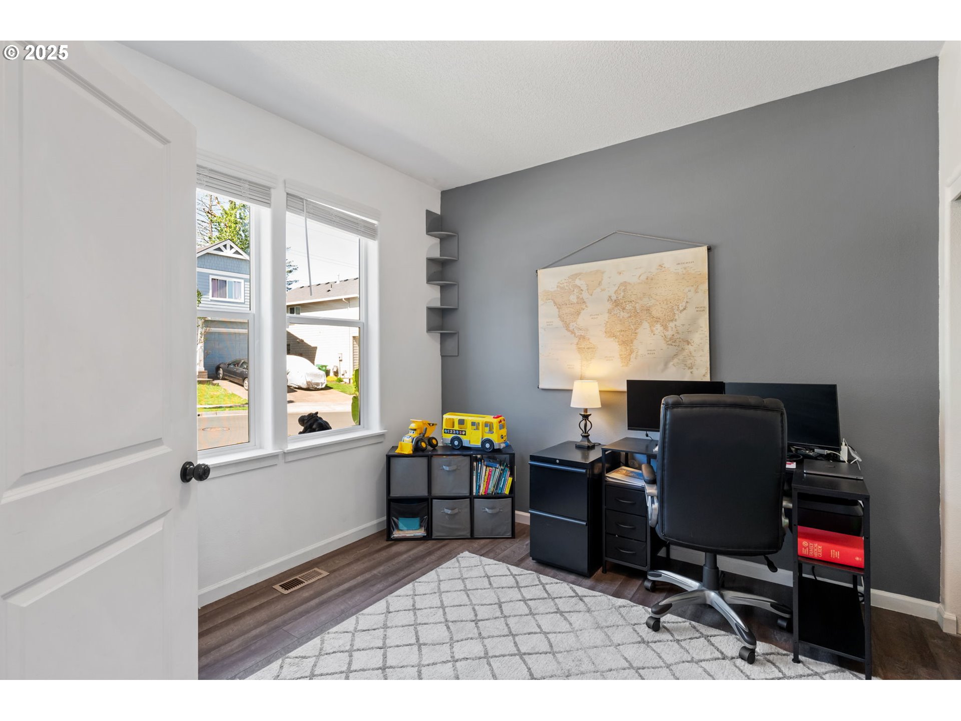 2820 Southeast Baker Avenue Gresham, OR 97080 - Photo 11 of 33 a workspace with furniture and a window