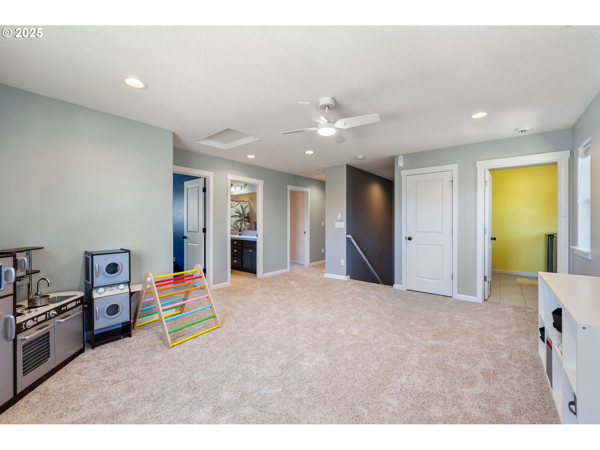2820 Southeast Baker Avenue Gresham, OR 97080 - Photo 15 of 33 a living room with furniture and kitchen view