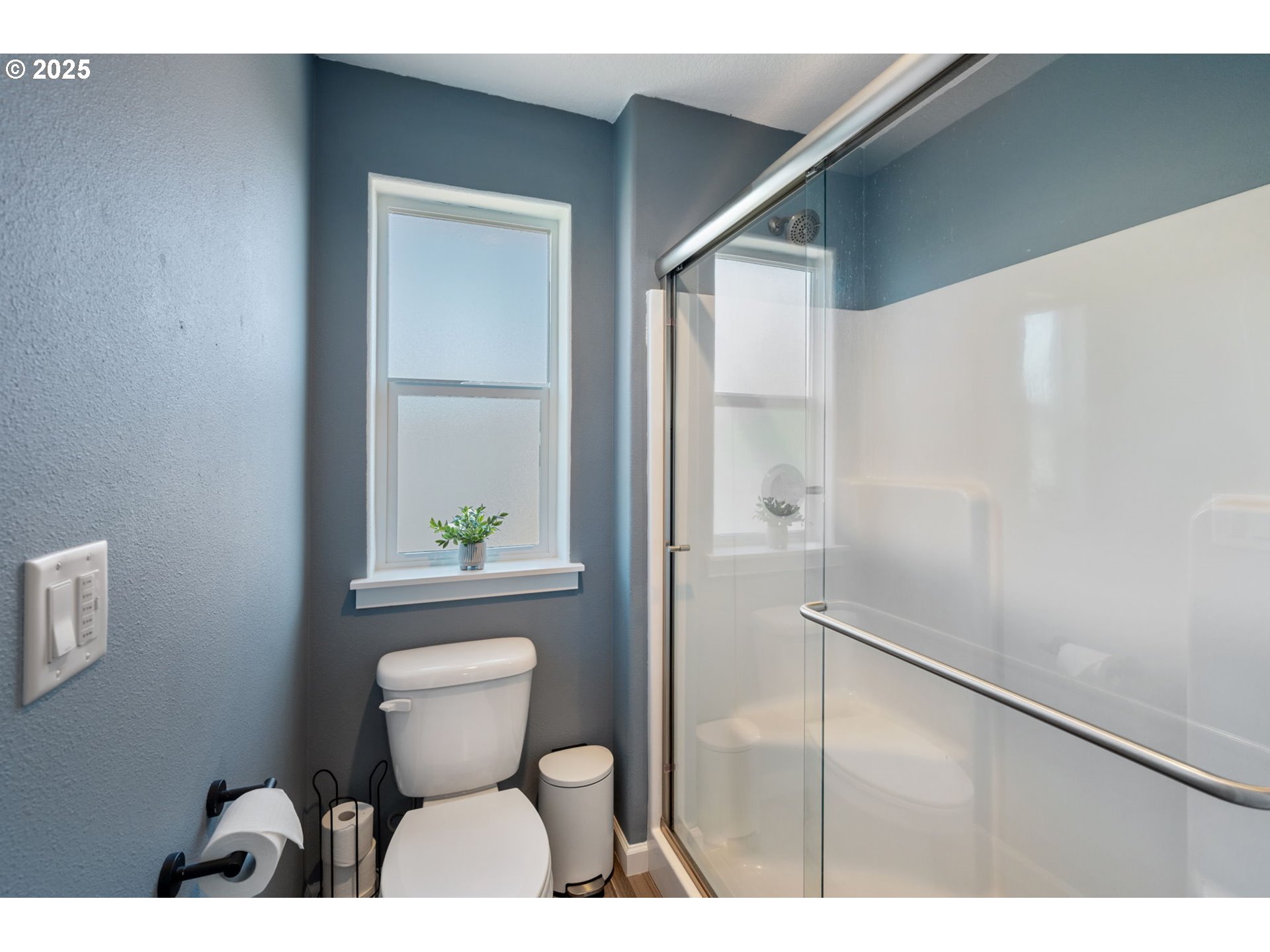 2820 Southeast Baker Avenue Gresham, OR 97080 - Photo 20 of 33 a bathroom with a toilet