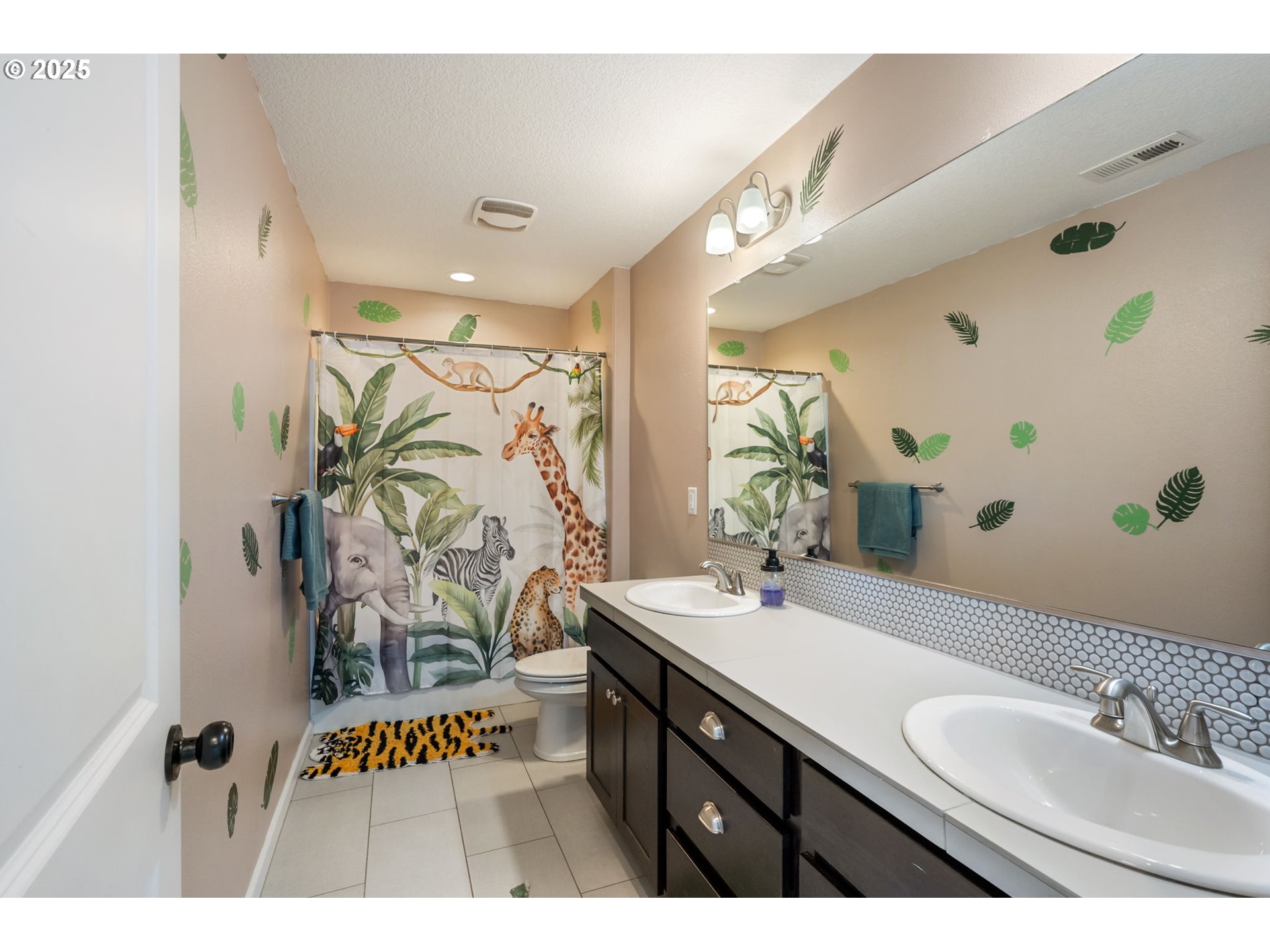 2820 Southeast Baker Avenue Gresham, OR 97080 - Photo 22 of 33 a bathroom with a sink mirror and a bath tub