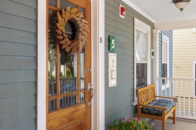 $3,850 | 5 Granite Street, Unit 2R, Somerville, MA 02143