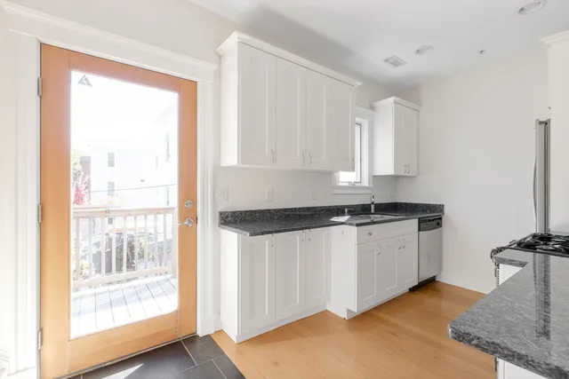 $3,850 | 5 Granite Street, Unit 2R, Somerville, MA 02143