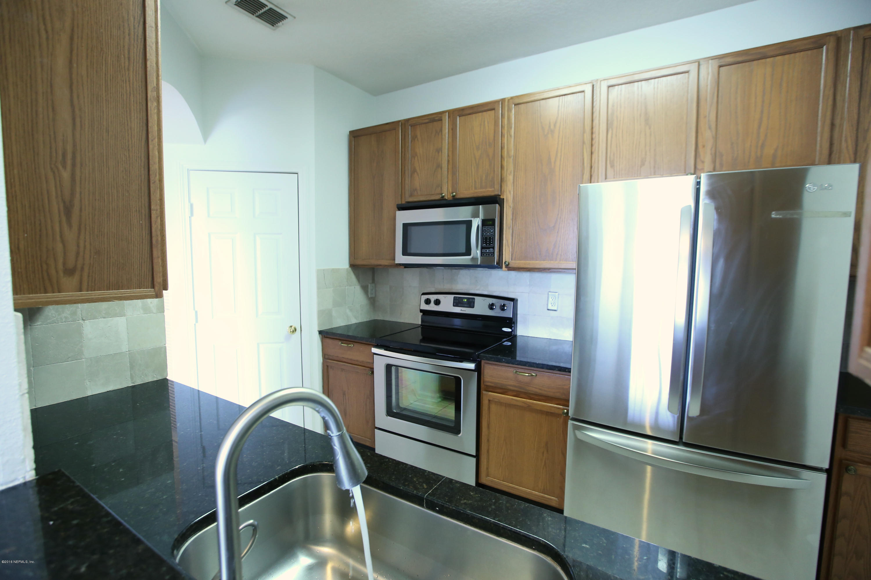 10550 Baymeadows Road, Unit 714 Jacksonville, FL 32256 - Photo 7 of 38 KITCHEN