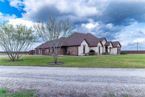 a house that is sitting in the middle of a field