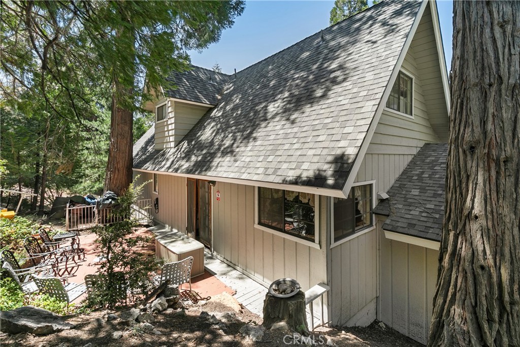 329 Grass Valley Road Lake Arrowhead, CA 92352 - Photo 24 of 31 a view of a backyard