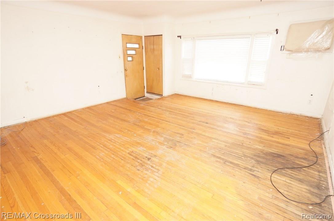 6131 Haggerty Road Belleville, MI 48111 - Photo 5 of 10 Living room