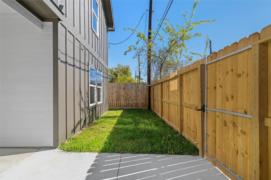 813 Barbara Mae Street Houston, TX 77015 - Photo 8 of 36 Side yard, full privacy fence all around