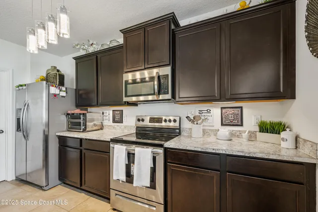 a store filled with lots of different kinds of flowers