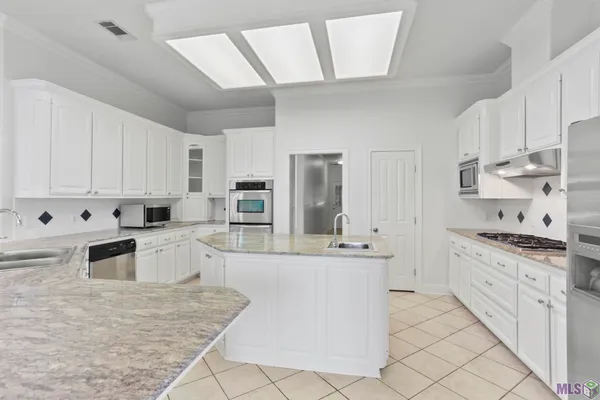 $440,000 | 37237 Lakeshore Avenue, Prairieville, LA 70769