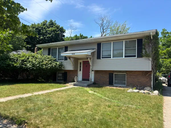 $300,000 | 609 Hillock Court, Grand Haven, MI 49417