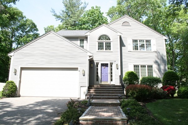 9 Laurel Road Lynnfield, MA 01940 - Photo 1 of 26 Gallery Image 1
