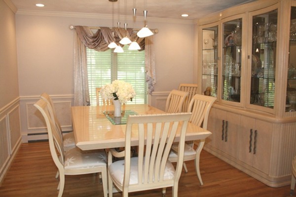 9 Laurel Road Lynnfield, MA 01940 - Photo 5 of 26 Gallery Image 5