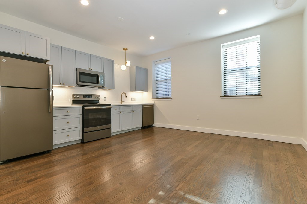 40 Fleet Street, Unit 3 Boston, MA 02113 - Photo 2 of 7