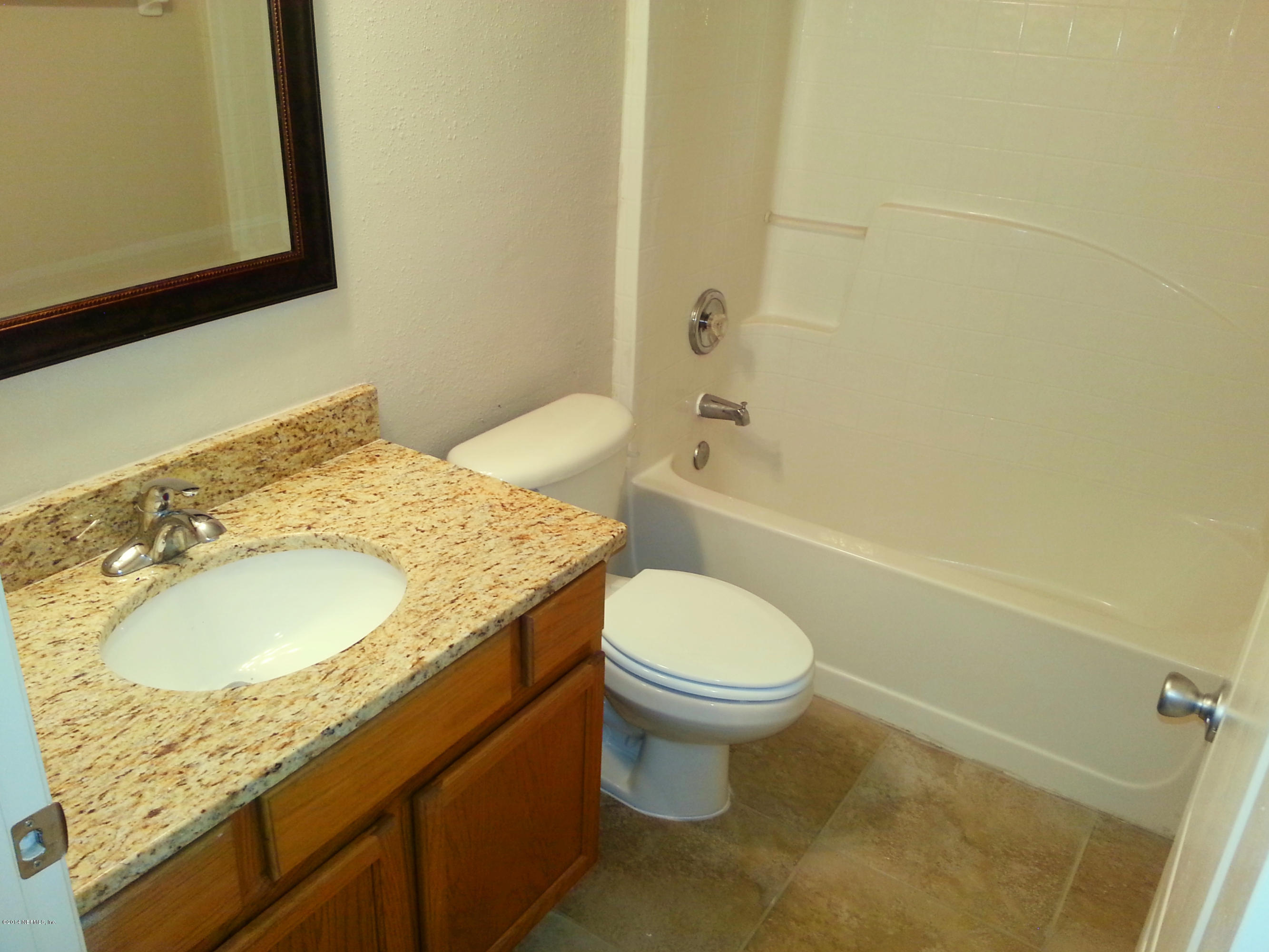 10198 Rising Mist Lane Jacksonville, FL 32221 - Photo 17 of 19 HALL BATHROOM