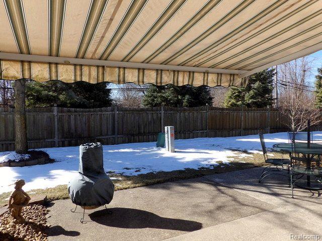 17485 Rudgate Street, Unit 33 Southgate, MI 48195 - Photo 6 of 29 09. MARY GROVE REMOTE CONTROL RETRACTABLE AWNING!