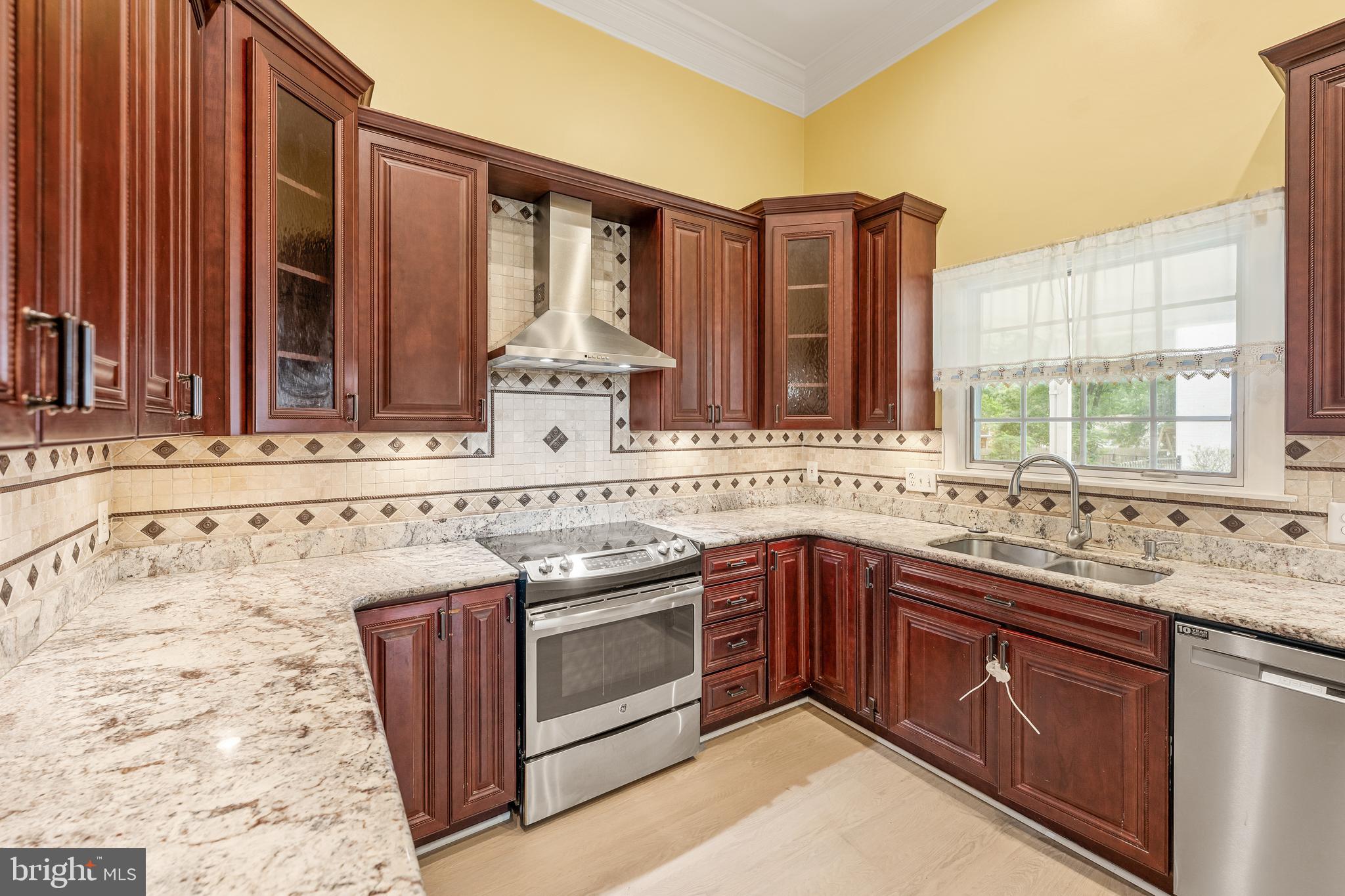 6711 Doane Avenue Springfield, VA 22152 - Photo 9 of 37 Kitchen