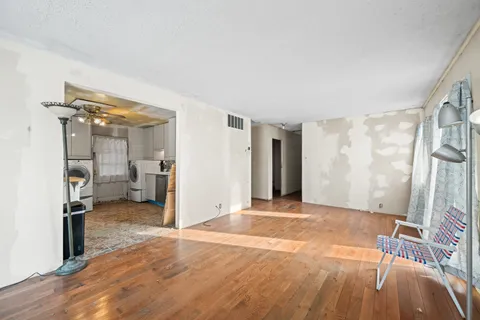 $200,000 | 969 Berkley Street, Carpentersville, IL 60110