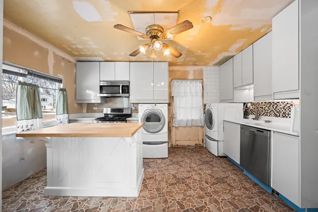 $200,000 | 969 Berkley Street, Carpentersville, IL 60110