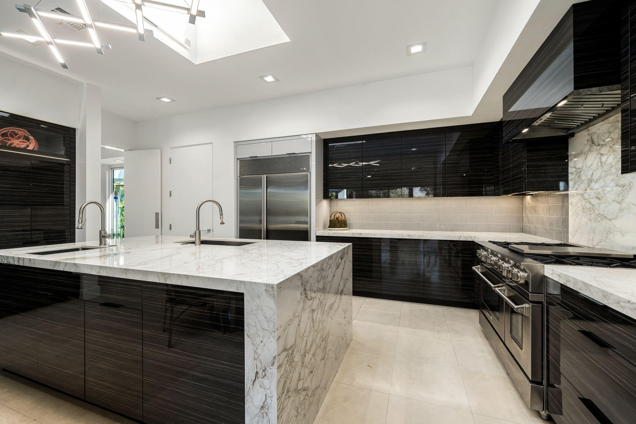 105 Waterford Circle Rancho Mirage, CA 92270 - Photo 39 of 76 a kitchen with a sink stove and cabinets