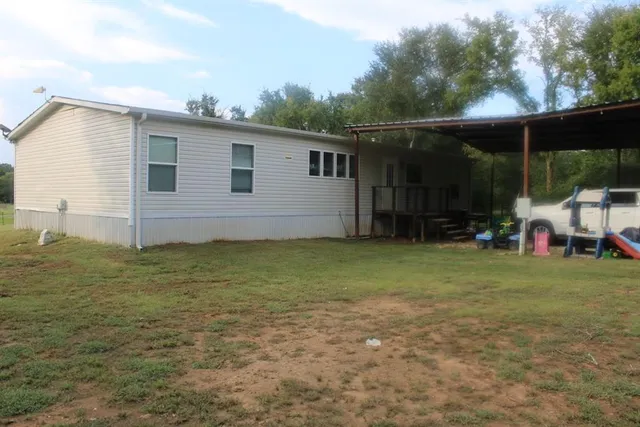 a view of a backyard