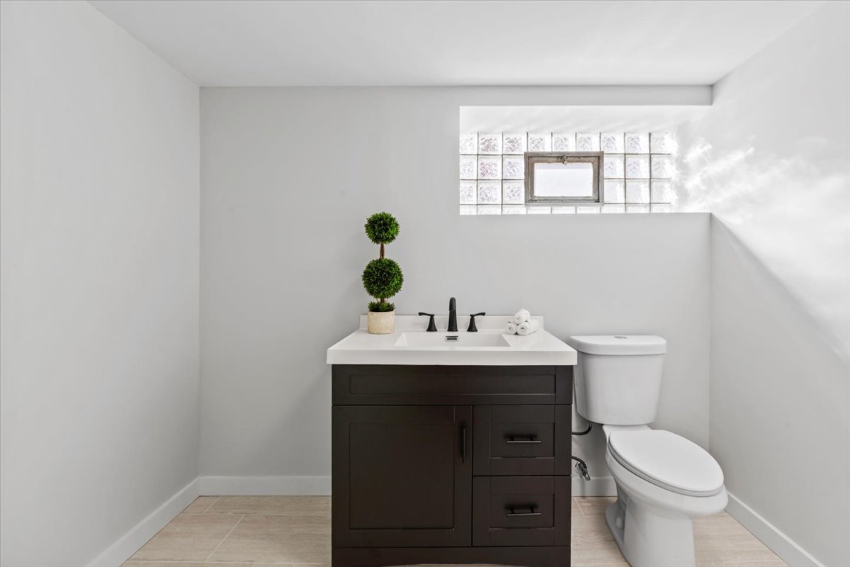 10206 South St Louis Avenue Evergreen Park, IL 60805 - Photo 29 of 33 a bathroom with a toilet sink and mirror