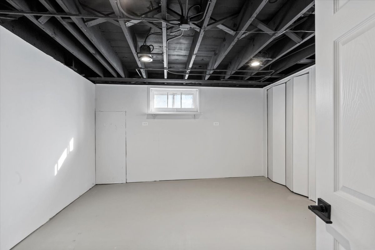 10206 South St Louis Avenue Evergreen Park, IL 60805 - Photo 30 of 33 a view of an empty room