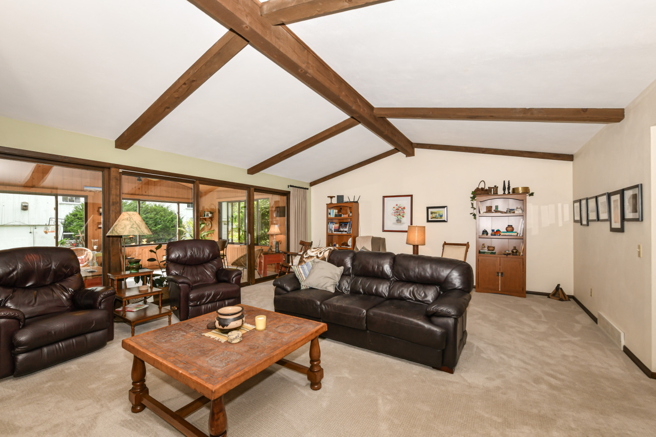 986 Indian Hills Road Fontana, WI 53125 - Photo 8 of 59 Living Room