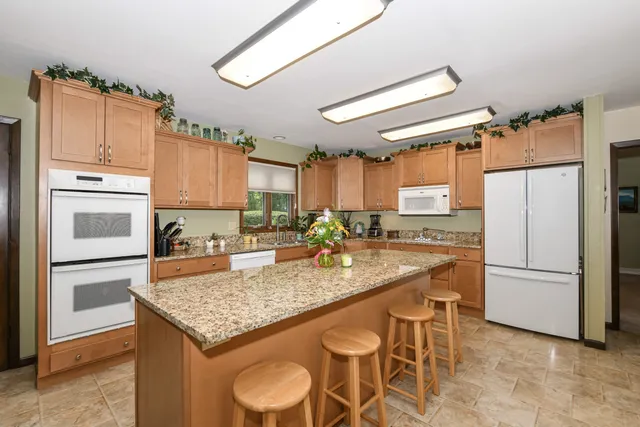 $729,900 | 986 Indian Hills Road, Fontana, WI 53125