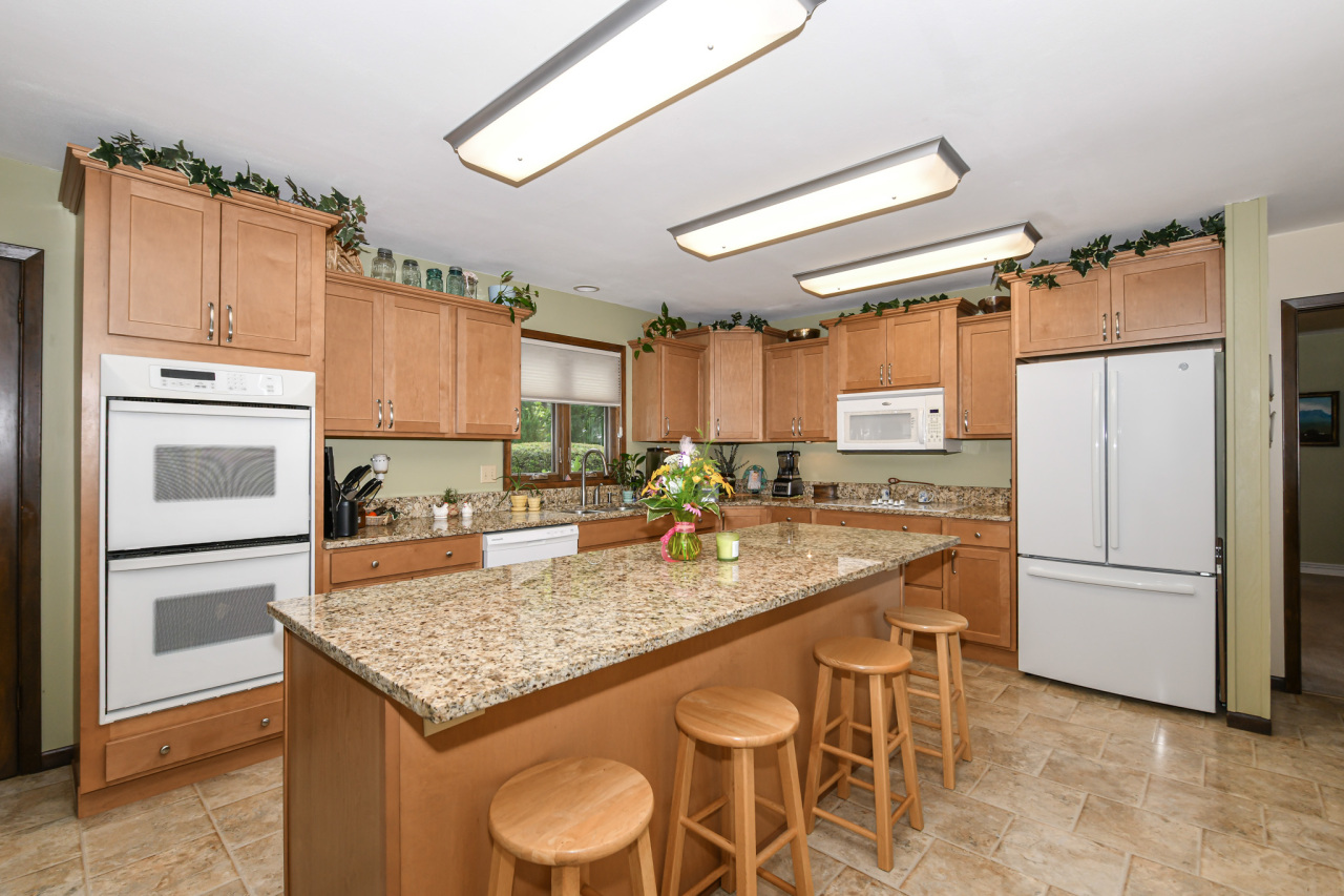 986 Indian Hills Road Fontana, WI 53125 - Photo 9 of 59 Kitchen