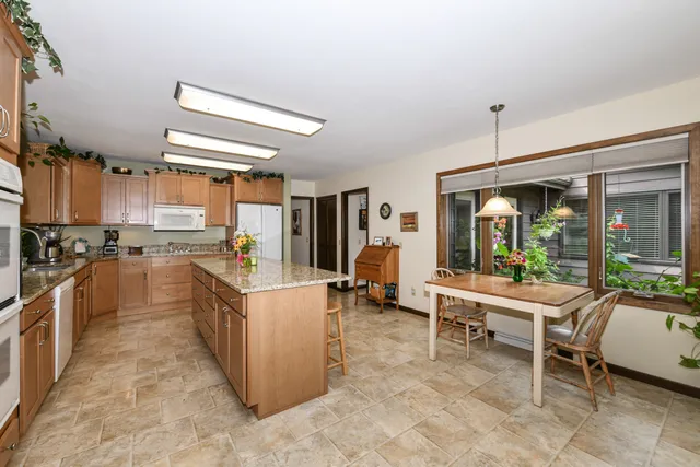 $729,900 | 986 Indian Hills Road, Fontana, WI 53125