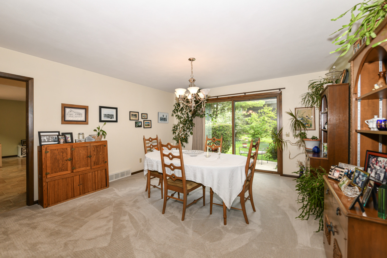 986 Indian Hills Road Fontana, WI 53125 - Photo 14 of 59 Dining Room