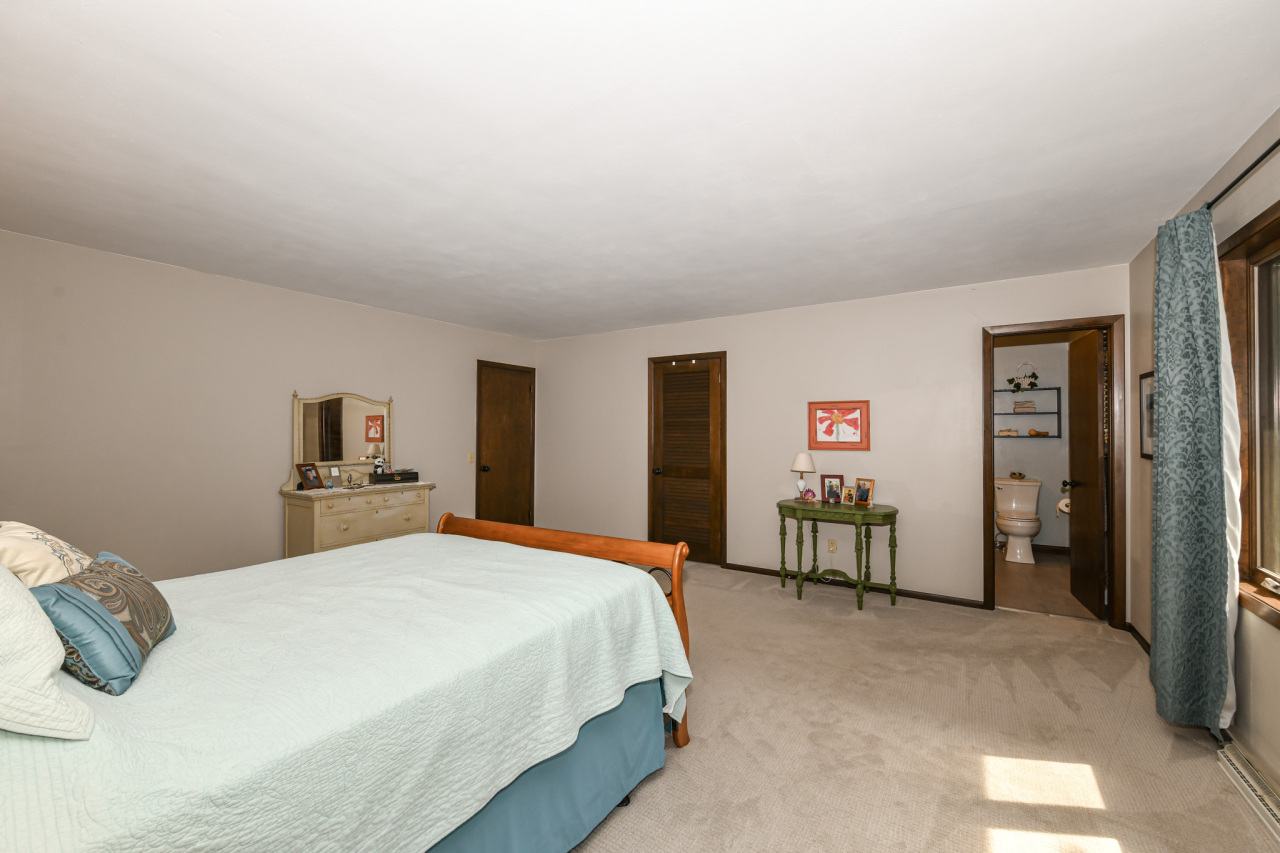 986 Indian Hills Road Fontana, WI 53125 - Photo 20 of 59 Primary Suite