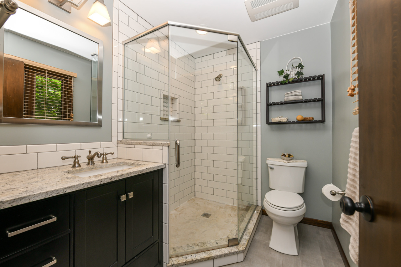 986 Indian Hills Road Fontana, WI 53125 - Photo 21 of 59 Primary Bath