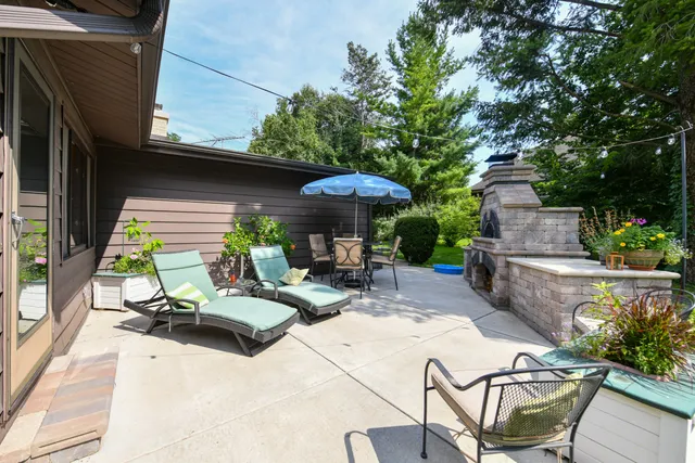 $729,900 | 986 Indian Hills Road, Fontana, WI 53125