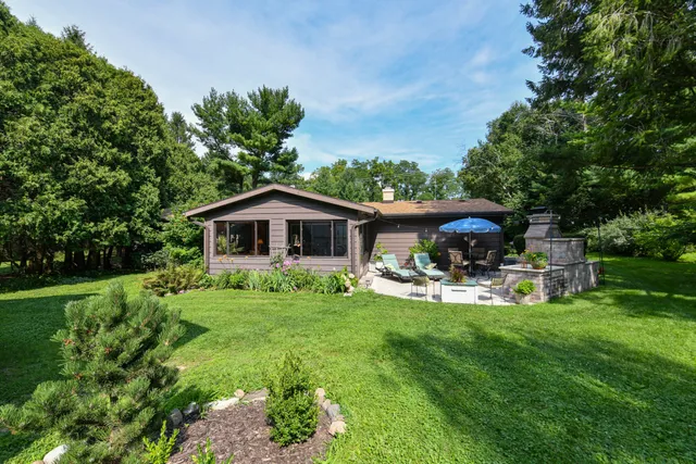 $729,900 | 986 Indian Hills Road, Fontana, WI 53125