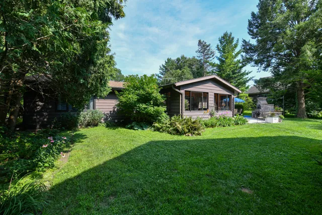 $729,900 | 986 Indian Hills Road, Fontana, WI 53125