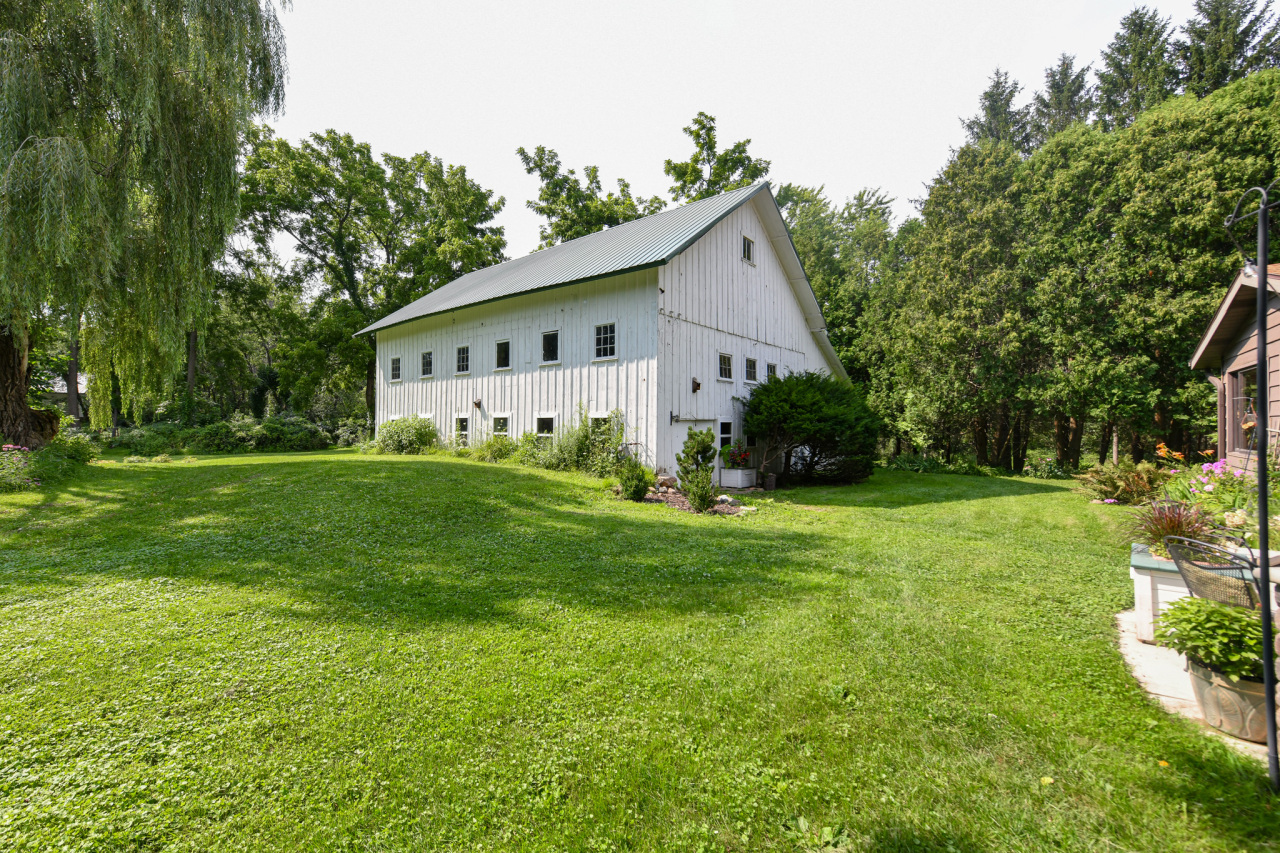 986 Indian Hills Road Fontana, WI 53125 - Photo 39 of 59 Barn