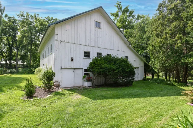 $729,900 | 986 Indian Hills Road, Fontana, WI 53125