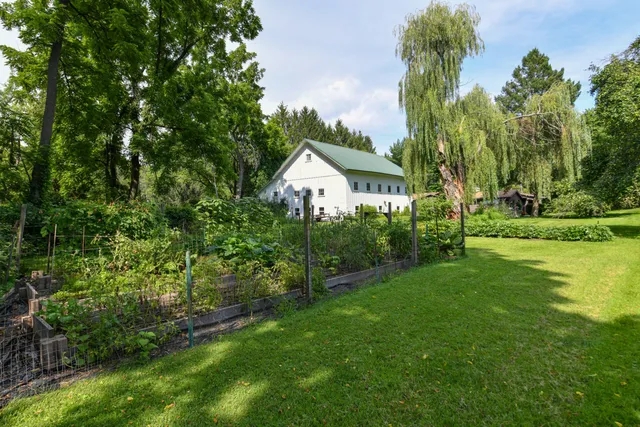 $729,900 | 986 Indian Hills Road, Fontana, WI 53125