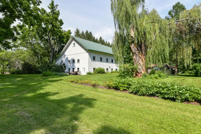 $729,900 | 986 Indian Hills Road, Fontana, WI 53125