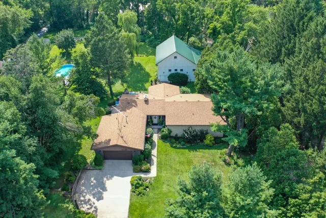 $734,900 | 986 Indian Hills Road, Fontana, WI 53125