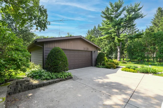 $729,900 | 986 Indian Hills Road, Fontana, WI 53125