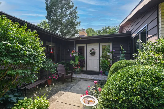 $729,900 | 986 Indian Hills Road, Fontana, WI 53125