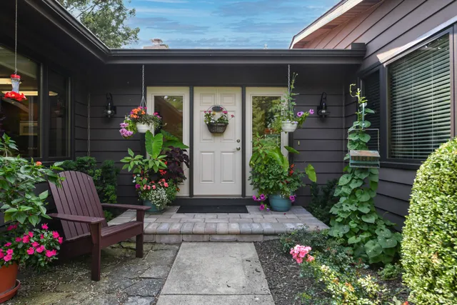 $729,900 | 986 Indian Hills Road, Fontana, WI 53125