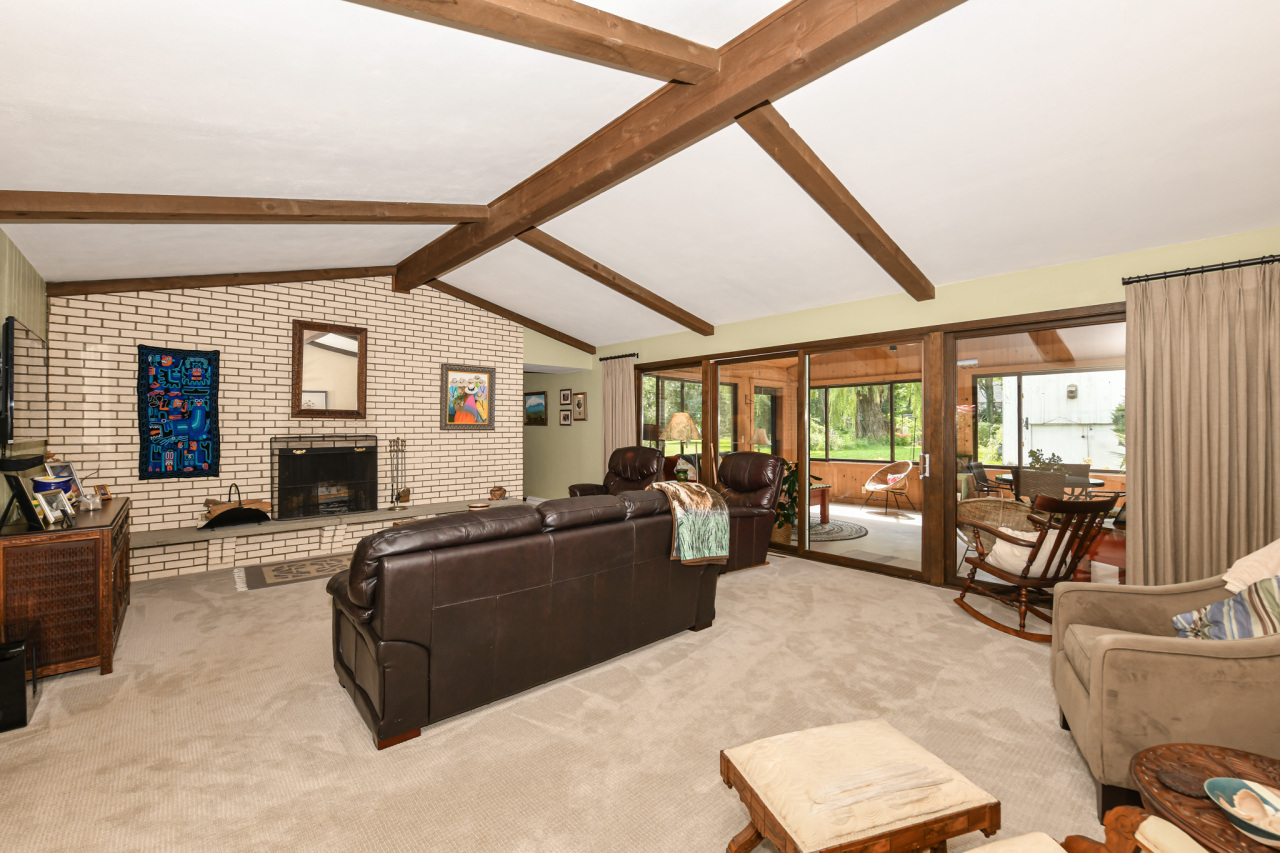 986 Indian Hills Road Fontana, WI 53125 - Photo 4 of 59 Living Room