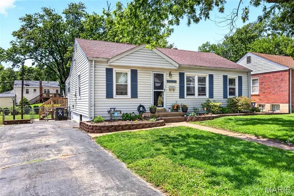 $184,900 | 10338 St Henry Lane, St. Ann, MO 63074
